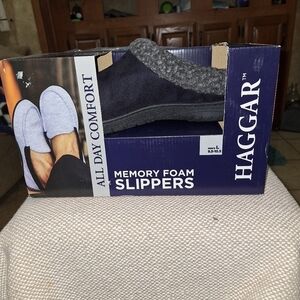 A pair of Haggar men's size large memory foam slippers. Black with diamond print